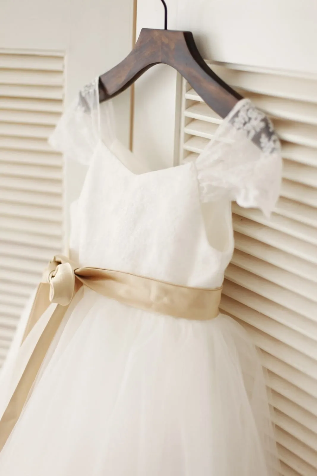 Cap Sleeves Ivory Lace Tulle Flower Girl Dress with Sash