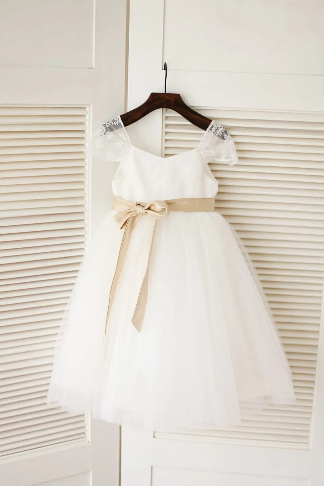 Cap Sleeves Ivory Lace Tulle Flower Girl Dress with Sash