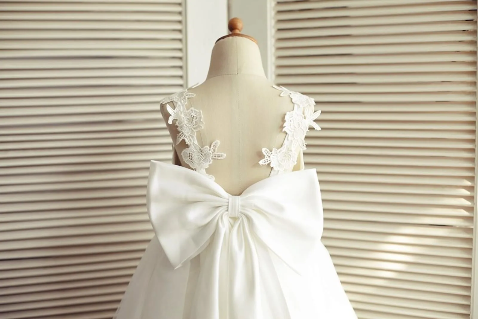 Ivory Lace Tulle V Back Wedding Flower Girl Dress with Big Bow